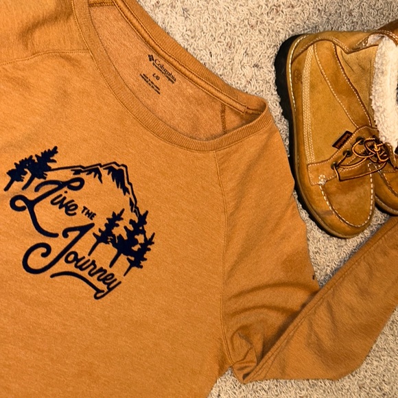 Columbia Tops - 🥾COLUMBIA SWEATSHIRT Live the Journey in GOLD Size Large Women☀️